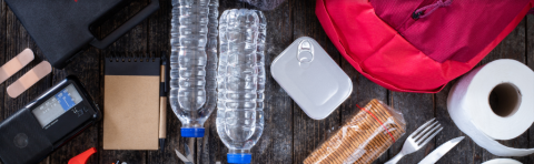 Radio, botellas de agua y otros artículos para kit de emergencia.